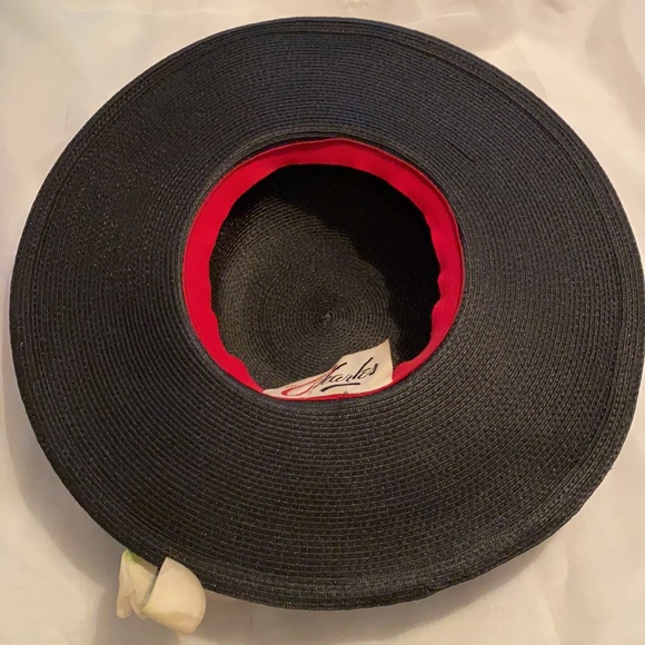 Black hat with white flowers - Picture 2 of 7